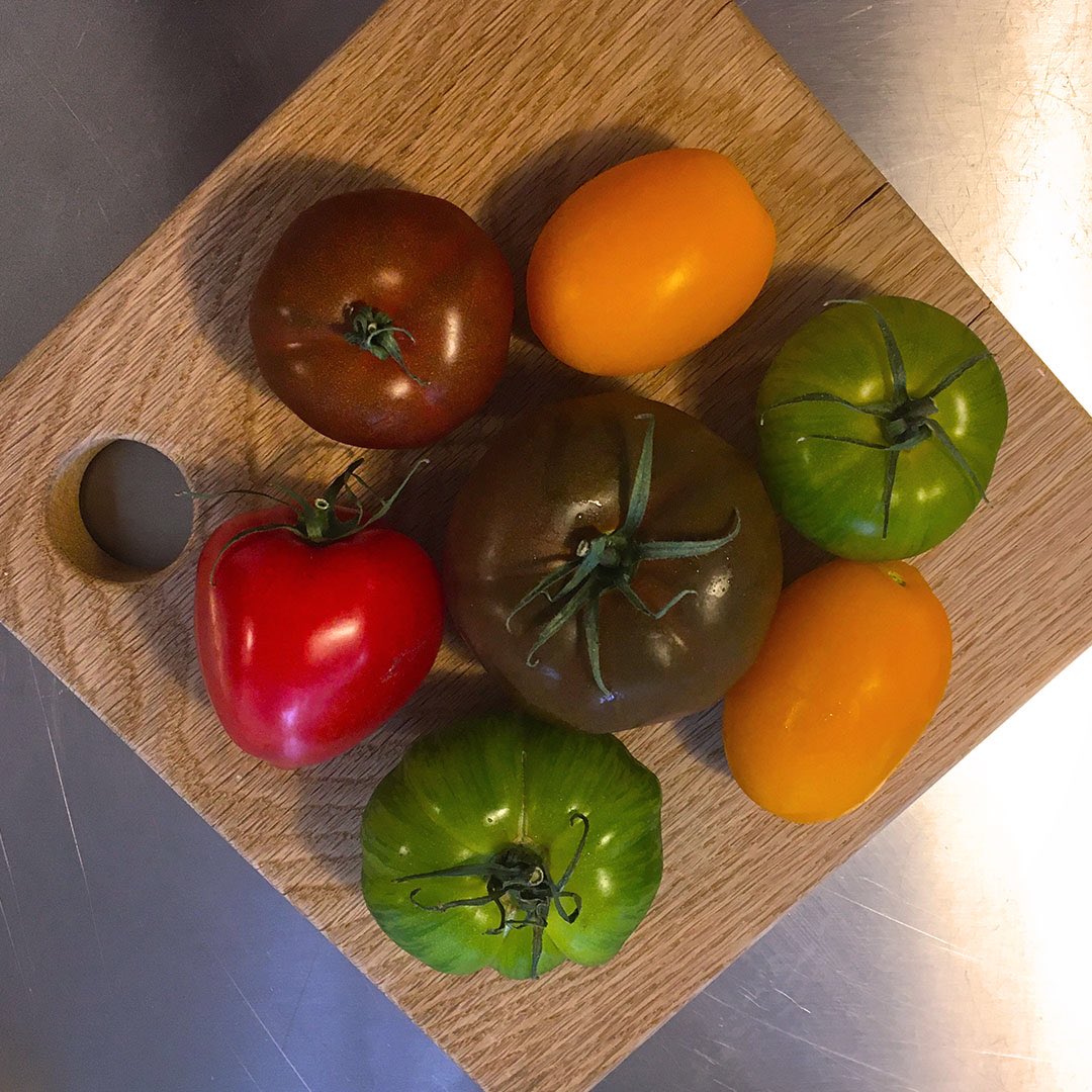 dysartpetersham's tweet photo. Seemed a shame to begin and end today’s posts with a ‘dull day’ and dismal colours! Here are some of the wonderful colours of our tomatoes in the last food and recipe pack @dysartpetersham @kennethculhane @jrerestaurants @truthloveandcc #recipeshare #tomatoes #supportlocal #TW10 https://t.co/Gt38Ebt40Z