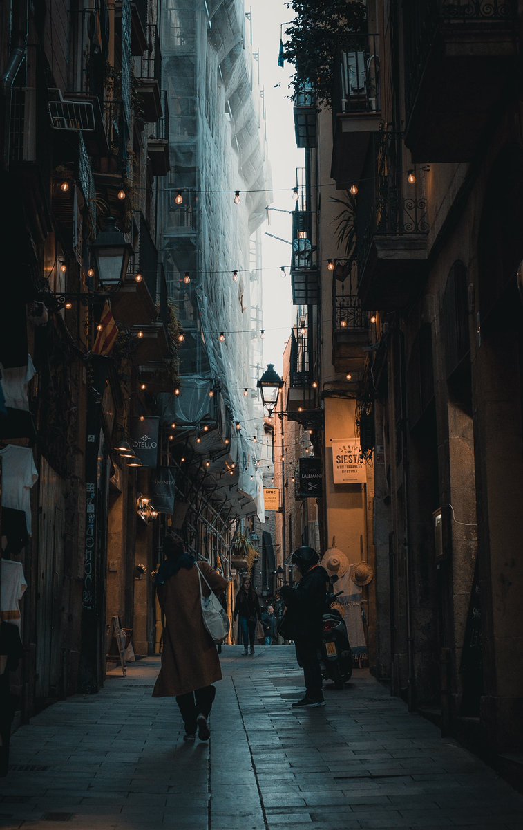 HNRIVE's tweet photo. El poder viajar y conocer de otros países es similiar a la experiencia de abrir un libro y expandir el conocimiento. Cuando el mundo abra sus puertas... volveré. #Barcelona https://t.co/3dO1FMXVx3