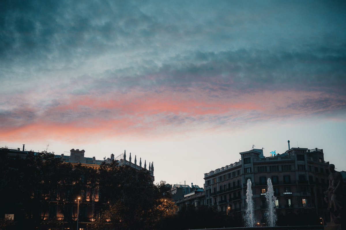 HNRIVE's tweet photo. El poder viajar y conocer de otros países es similiar a la experiencia de abrir un libro y expandir el conocimiento. Cuando el mundo abra sus puertas... volveré. #Barcelona https://t.co/3dO1FMXVx3