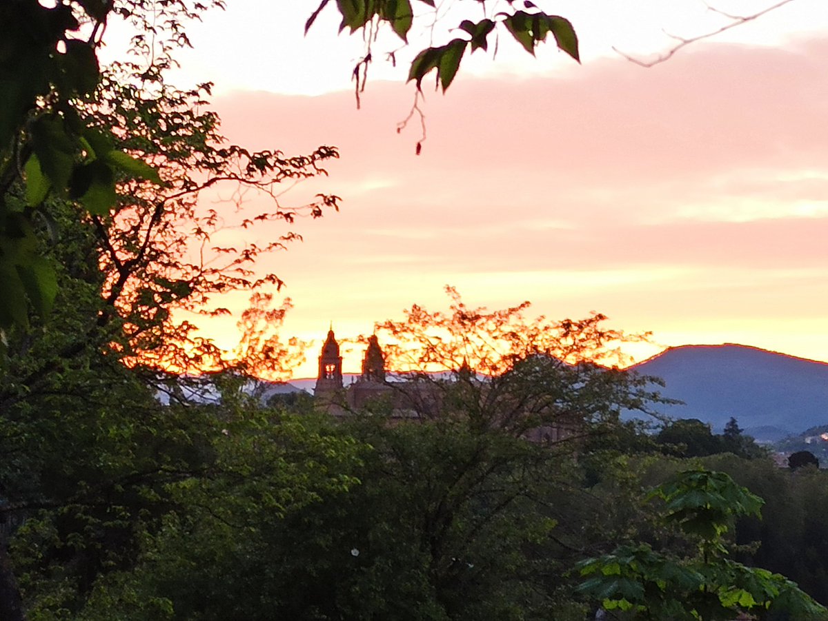 Si somos responsables, veremos más atardeceres como este! <a href="/Pamplona_ayto/">Ayuntamiento de Pamplona</a> @PamplonaIrunaPM <a href="/policiaforal_na/">Policía Foral - Foruzaingoa</a> #DesescaladaResponsable #nohagasgrupitos #noquedesparasalir #tendremostiempodeencontrarnos #JuntosSaldremosAdelante