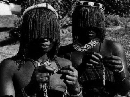 La chevelure crépue de ces peuples rend plus facile la réalisation de locks qui se forment parfois de manière naturelle, ou bien par manipulation. Les hommes Masaïs commencent souvent leurs locks à partir de tresses, comme la plupart des peuples africains.