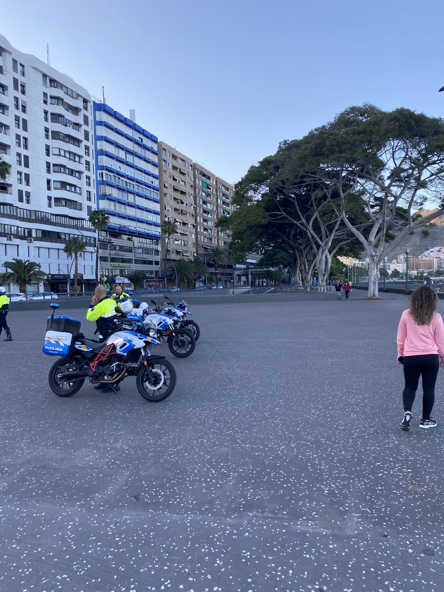 CruzSocial's tweet photo. La Avenida de Anaga, en el litoral de Santa Cruz🌊, luce así en su segunda tarde-noche de deporte🏃🏽‍♂️🏃🏻‍♀️ y paseo🚶🏾🚶🏻‍♀️ en esta etapa del inicio del desconfinamiento🔙

¡¡A SEGUIR DANDO EJEMPLO, CHICHARRERXS!!

💜

#IMASSantaCruz
#NadieAtrás https://t.co/8MjS8PAr5u