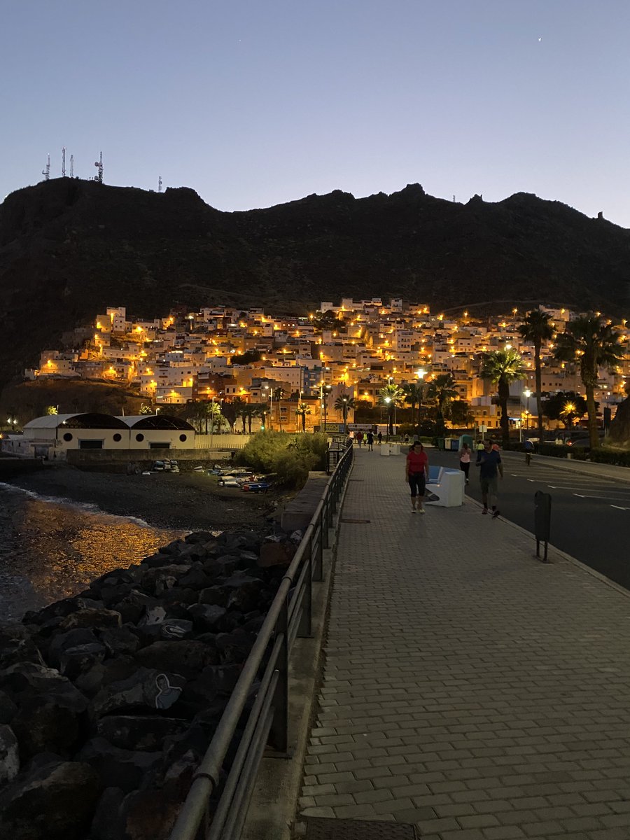 CruzSocial's tweet photo. La Avenida de Anaga, en el litoral de Santa Cruz🌊, luce así en su segunda tarde-noche de deporte🏃🏽‍♂️🏃🏻‍♀️ y paseo🚶🏾🚶🏻‍♀️ en esta etapa del inicio del desconfinamiento🔙

¡¡A SEGUIR DANDO EJEMPLO, CHICHARRERXS!!

💜

#IMASSantaCruz
#NadieAtrás https://t.co/8MjS8PAr5u