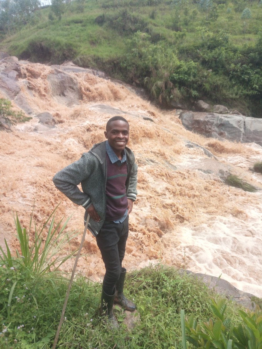 habanabakizej6's tweet photo. Pleasure in the job puts perfection in works #Environmentfirst #LoveWhatYouDo #naturelovers #cleanwater #erosioncontrol #disastermanagement #bamboofirst #ilovebamboo #EPBRwanda https://t.co/li2s5OTNSM