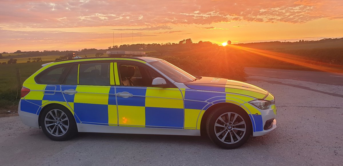 LancsRoadPolice's tweet photo. #HO75 stopped to take a photo of the sunset this evening, unfortunately this vehicle drove past and showed no insurance at the same time.  Vehicle stopped and seaized S165 and driver reported for offence. @lancspolicetacops #T2TacOps https://t.co/uNkXahMpjF