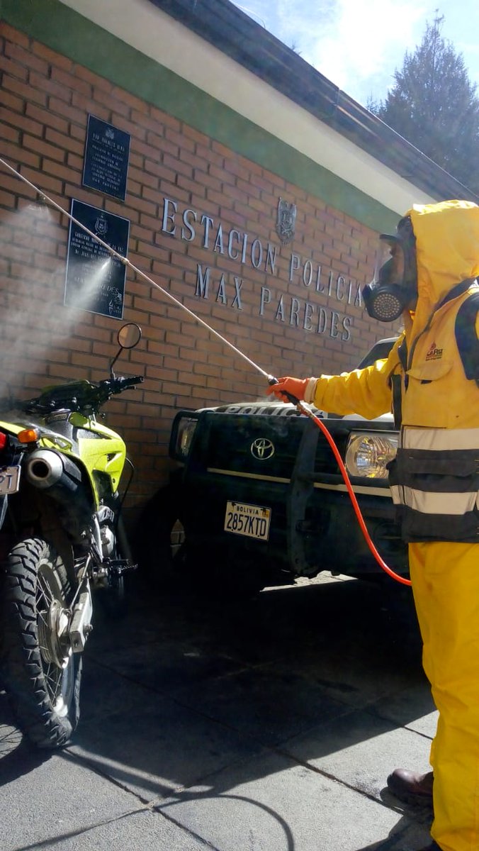 SubMaxParedes's tweet photo. #PrimeraLínea #LaPaz #Bolivia 
Personal de la sub alcaldía realiza fumigación y desinfección en estaciones policiales del macrodistrito. 
#QuédateEnCasa
#CoronaVirus https://t.co/bHWA5Q6LQ4