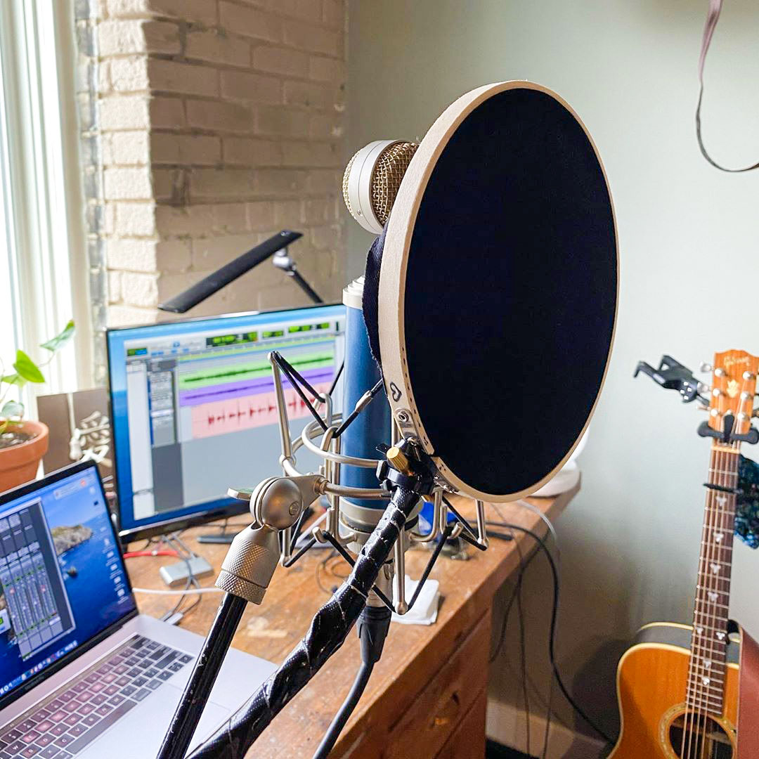 AvidProTools's tweet photo. 👍 Home-made pop filter = nylons + embroidery ring

📷 https://t.co/62a7eEPslS
▶️ https://t.co/hwDHIk3NPm
⠀
#stayhome #staycreative #microphone #recording #protools #avid https://t.co/Zn6zNgp0dh