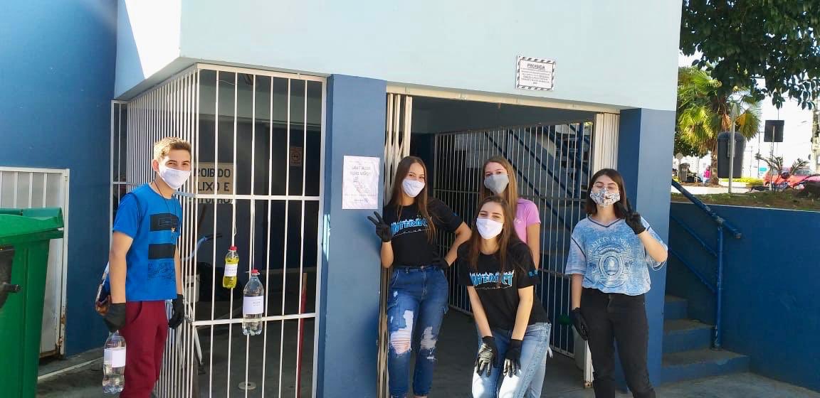 interactrds's tweet image. Na parte da tarde desse sábado, 02 de maio, nossos interactianos estiveram espalhando por muitos lugares da cidade (dois dos locais, estão na foto) água e detergentes para quem necessitar lavar suas mãos. 
Essa foi a parte dois do projeto “Batman”: combatendo o corona. #stayhome