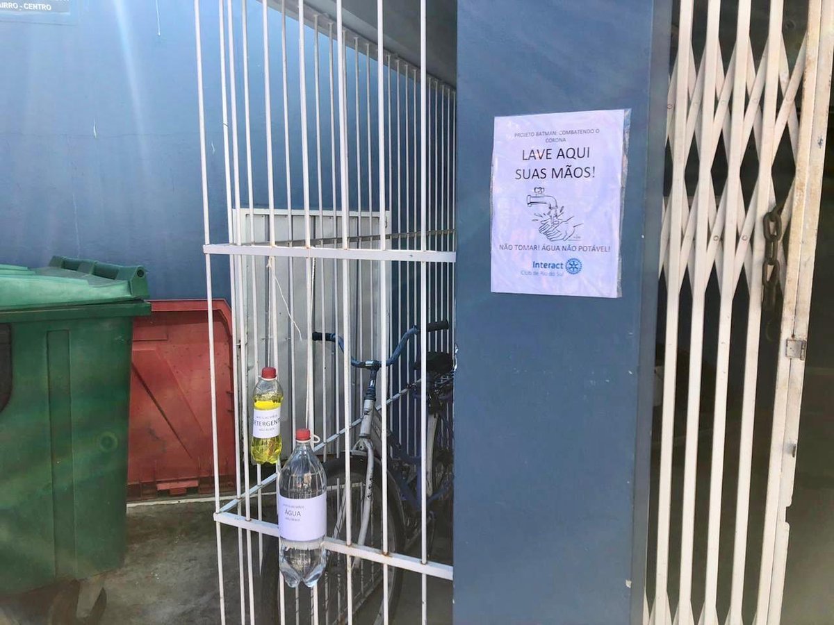 interactrds's tweet image. Na parte da tarde desse sábado, 02 de maio, nossos interactianos estiveram espalhando por muitos lugares da cidade (dois dos locais, estão na foto) água e detergentes para quem necessitar lavar suas mãos. 
Essa foi a parte dois do projeto “Batman”: combatendo o corona. #stayhome