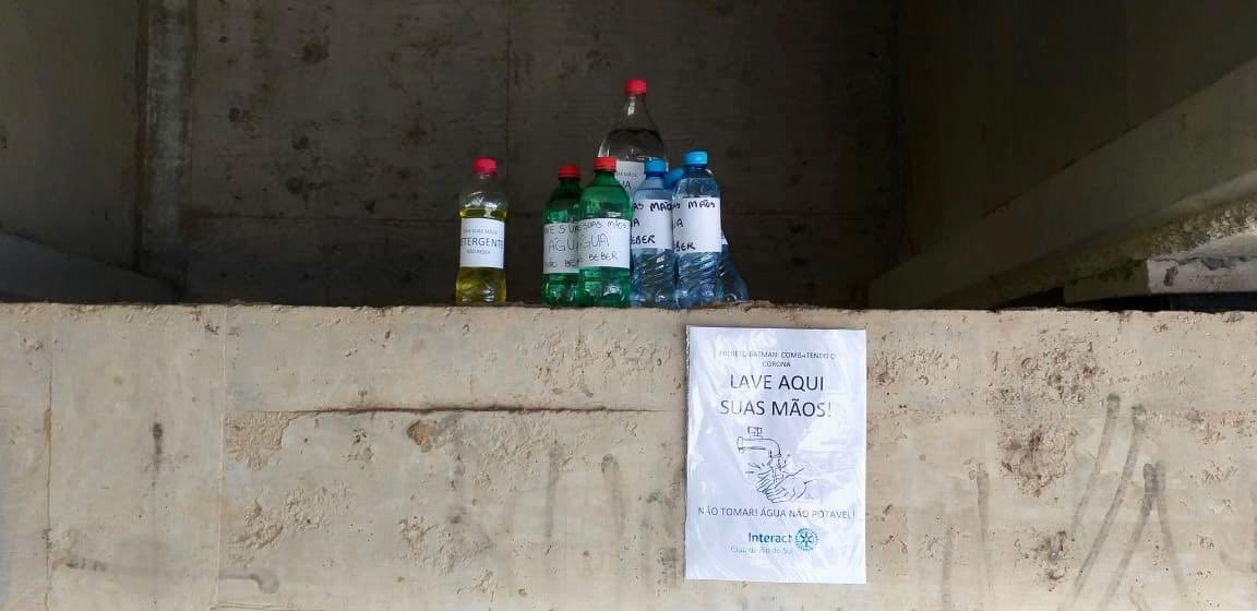 interactrds's tweet image. Na parte da tarde desse sábado, 02 de maio, nossos interactianos estiveram espalhando por muitos lugares da cidade (dois dos locais, estão na foto) água e detergentes para quem necessitar lavar suas mãos. 
Essa foi a parte dois do projeto “Batman”: combatendo o corona. #stayhome
