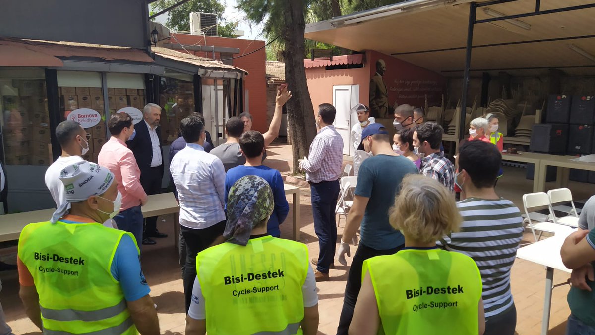 bisidestek's tweet photo. Korona günlerinde #bisidestek ekipleri #Bornova Belediyesi ekmek dağıtım faaliyetine destek verdiler. Bornova'daki vatandaşlara #bisikletleri ile ekmek ulaştırdılar.

#citiesonbike
#bisikoop
#bugep
#bisuder https://t.co/9CQQczk54O