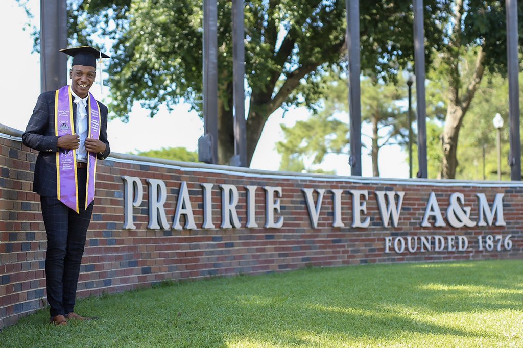 DraMarkei's tweet photo. The Last born and the first to graduate 🎓
#PVAMU #PVGraduate #ClassOf2020 https://t.co/xgt0ZjqkB6