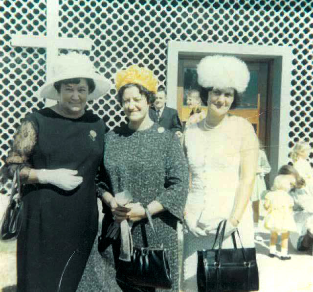 generaltuck's tweet photo. @CarolMVlok @booksbakesbants My granny (known as Auntie Golly cos hair 😶#manyhashtags), Auntie Vonnie and Auntie Beattie. At church but not distinguishable from Gatesville Mosque, of hoe? https://t.co/sZGzfsbKQ7