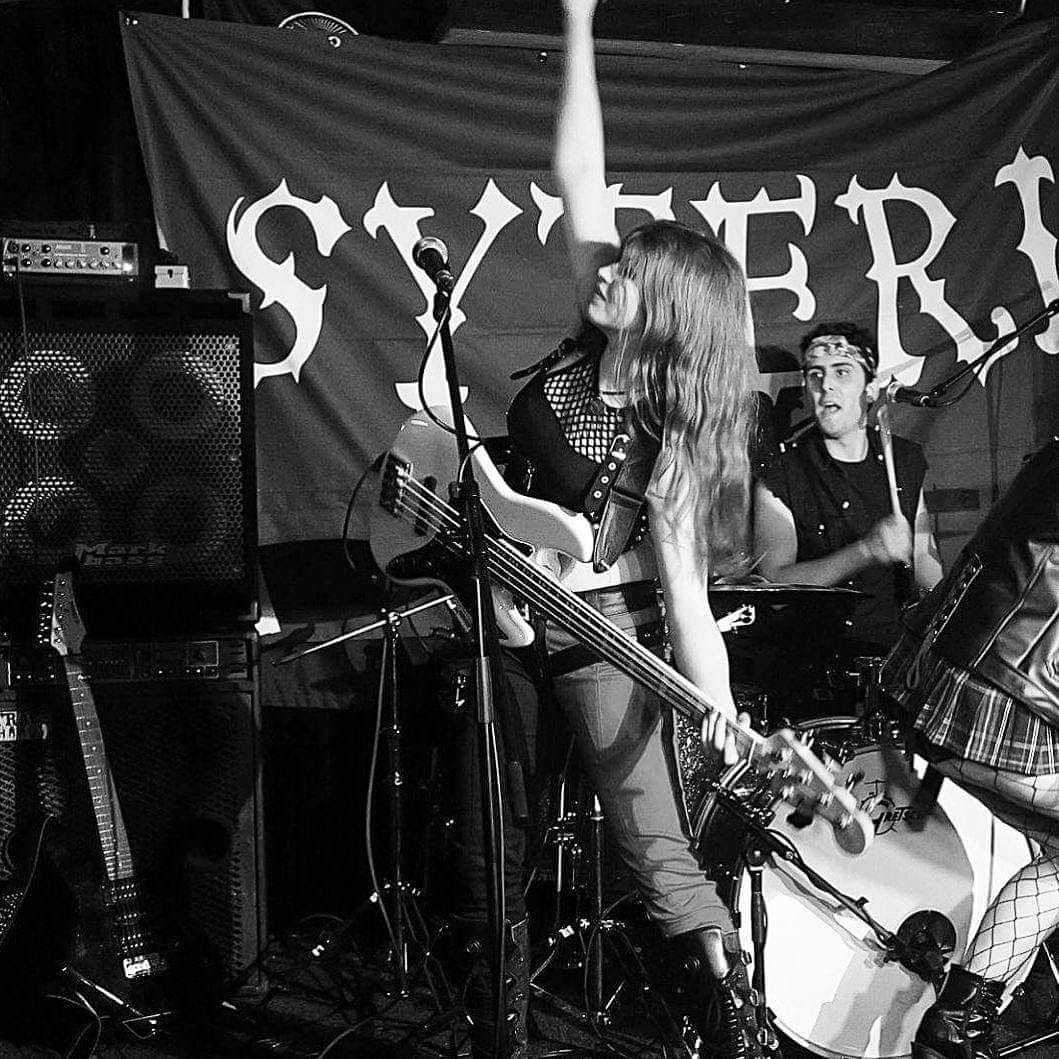 KeiraKenworthy's tweet photo. Raise your hands
When you wanna let it go
Raise your hands
When you want to let a feeling show 🙋♀️🖤 #Mistressofgroove #bassplayers #keirakenworthy #bassplayer #ghsstring #ghsartist #syteria #happysunday #bonjovi #markbassamps #dimarziopickups #rocknroll #bassmusiciansmag https://t.co/14gx73Vp2b