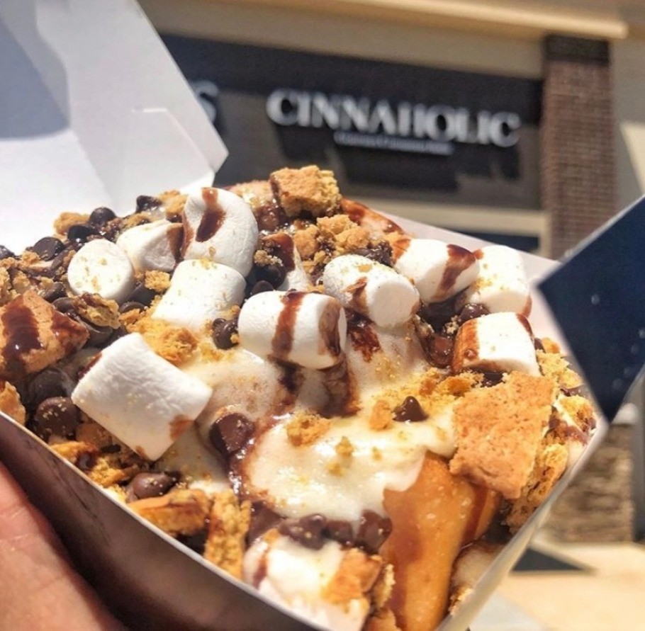🏕Sitting around the fire? 🏕 Our Campfire S'mores Roll is marshmallow frosting topped with graham cookies, marshmallows and chocolate sauce. 💜💜 Order online wu.to/SjlTIw 
 #supportlocalbusiness #winnipegbakery