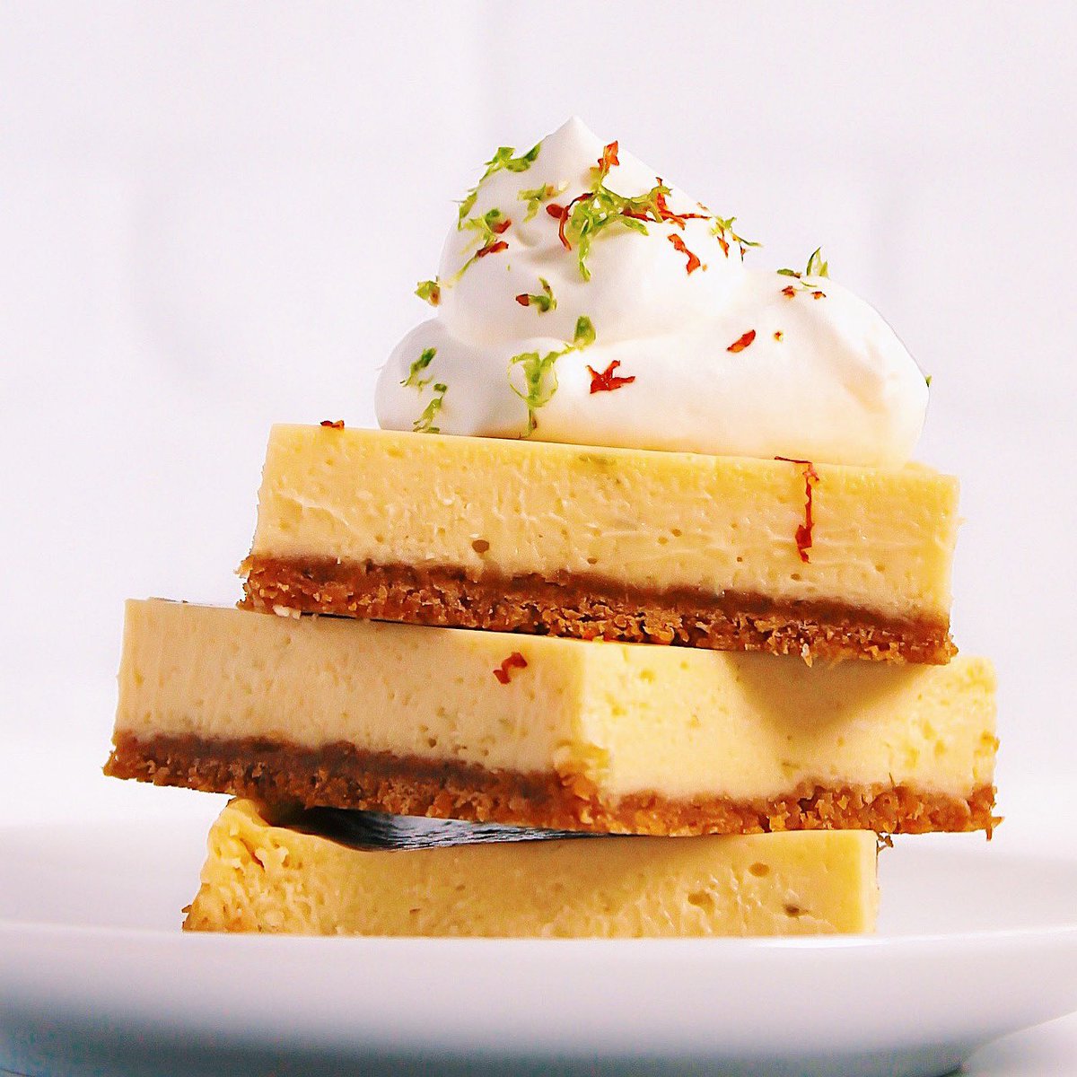butrcreamblondi's tweet photo. Cinco de Mayo plans are all set! #Margarita bars are up and these gems are everything! With a golden graham cracker crust and lush tequila spiked filling, consider these your new go-to! 💃 https://t.co/4GgH0gaiTZ #boozybaking https://t.co/99OswcnlVK