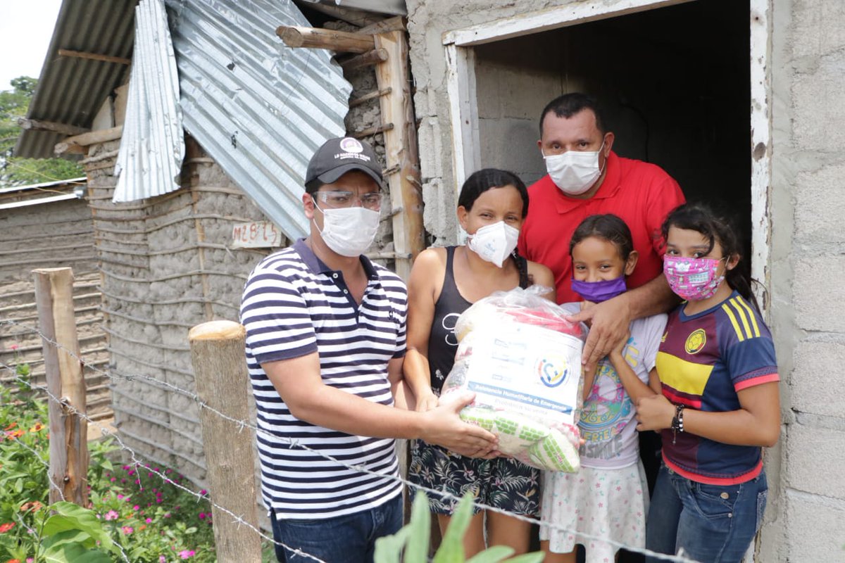 gobierno_cesar's tweet photo. Estamos comprometidos con  nuestro gobierno. De la mano de @luismonsalvo el camino marca el desarrollo del Cesar. @eduardocampoc con la entrega de ayudas humanitarias en El Copey. https://t.co/zFaiGwUX7U