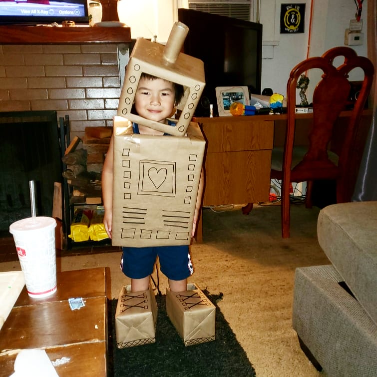 masonicdirector's tweet photo. #makingitathome #robots #mommademe #cardboardbox https://t.co/xyllG9ZCeH
