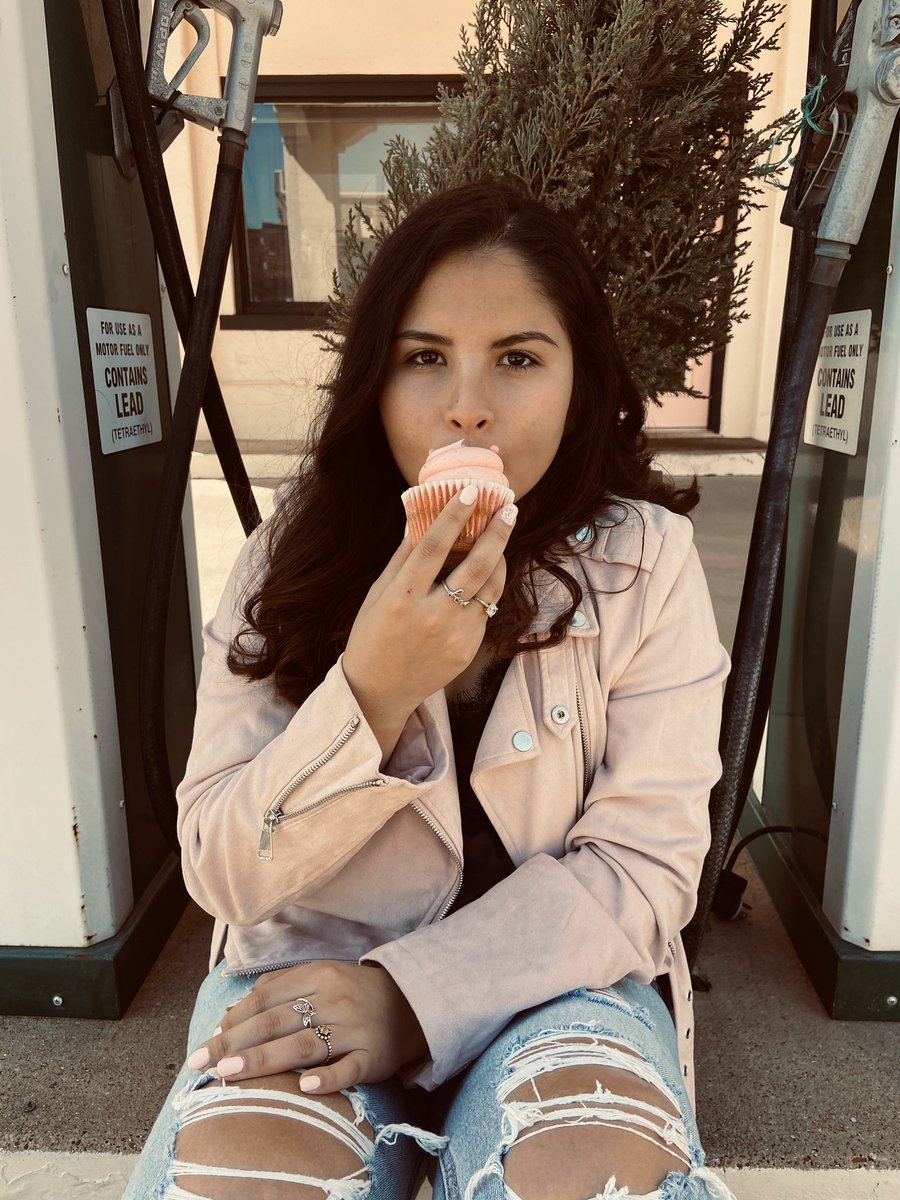 gbritt04's tweet photo. You know it’s Sunday when you see a senior on your timeline 🤪 #yourewelcome #dontforgetwhatdayitis #becauseido https://t.co/ZpfvJSK49I