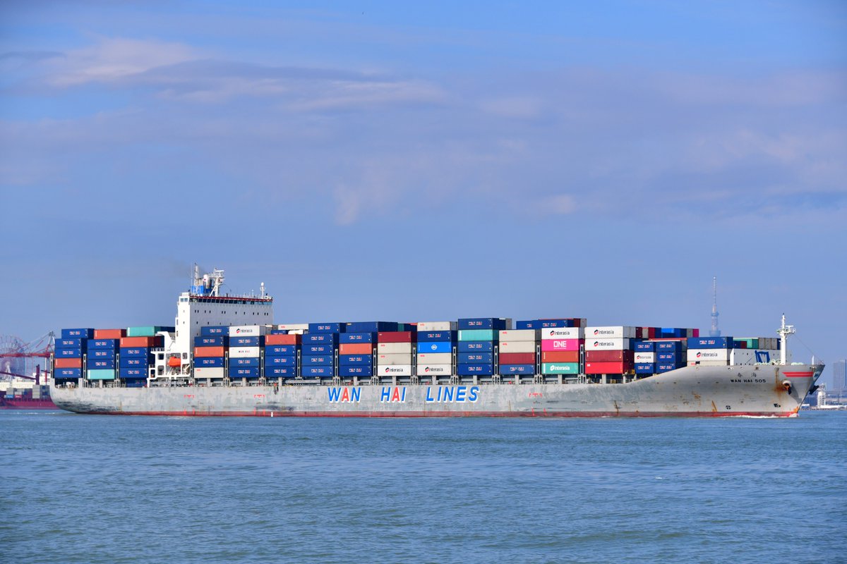 日本海事新聞写真部 コンテナ船は海上物流の主役です 電化製品や生活雑貨などを運びます コンテナをトレーラーや貨物列車へ積み替えることで 陸上交通とも連携した輸送網を構築しています 東京港ではお台場など有名観光地のすぐ近くで荷役作業を見る