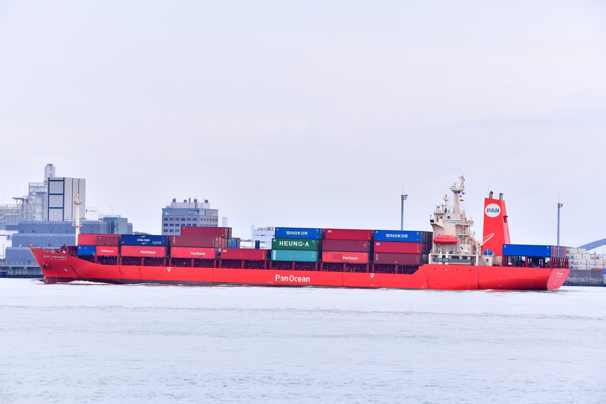 日本海事新聞写真部 コンテナ船は海上物流の主役です 電化製品や生活雑貨などを運びます コンテナをトレーラーや貨物列車へ積み替えることで 陸上交通とも連携した輸送網を構築しています 東京港ではお台場など有名観光地のすぐ近くで荷役作業を見る