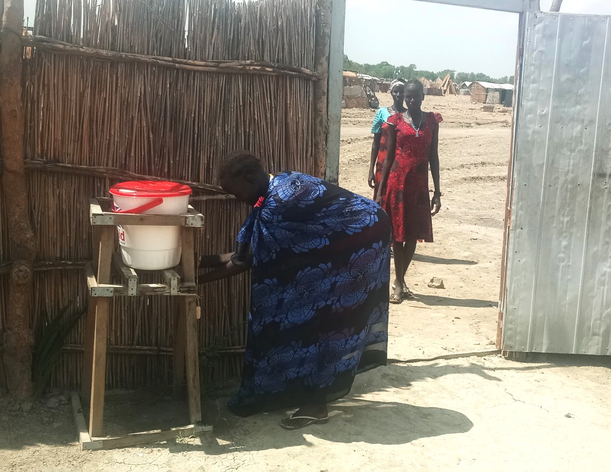 UNFPASouthSudan's tweet photo. Our safe spaces for women &amp; girls in Bentiu comply w/ measures to prevent the spread of #COVID19. Outside the facilities, #handwashing stations are available; inside, participants to psychosocial support sessions are limited to a maximum of 10 to observe social distancing. https://t.co/xhn1DoSmNg