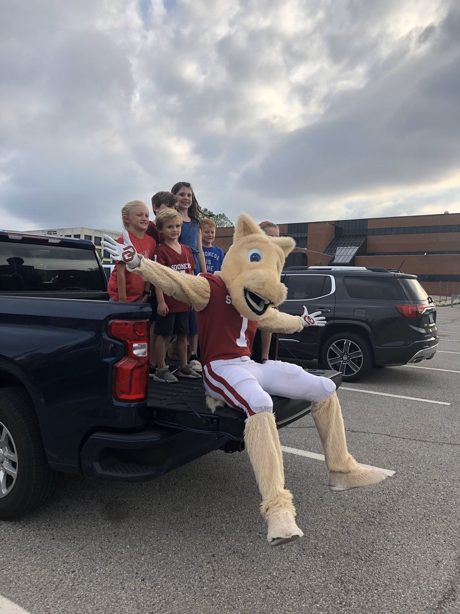 BerkleyGray7's tweet photo. Got to hangout with Boomer tonight!! https://t.co/twSrxb2Lc1