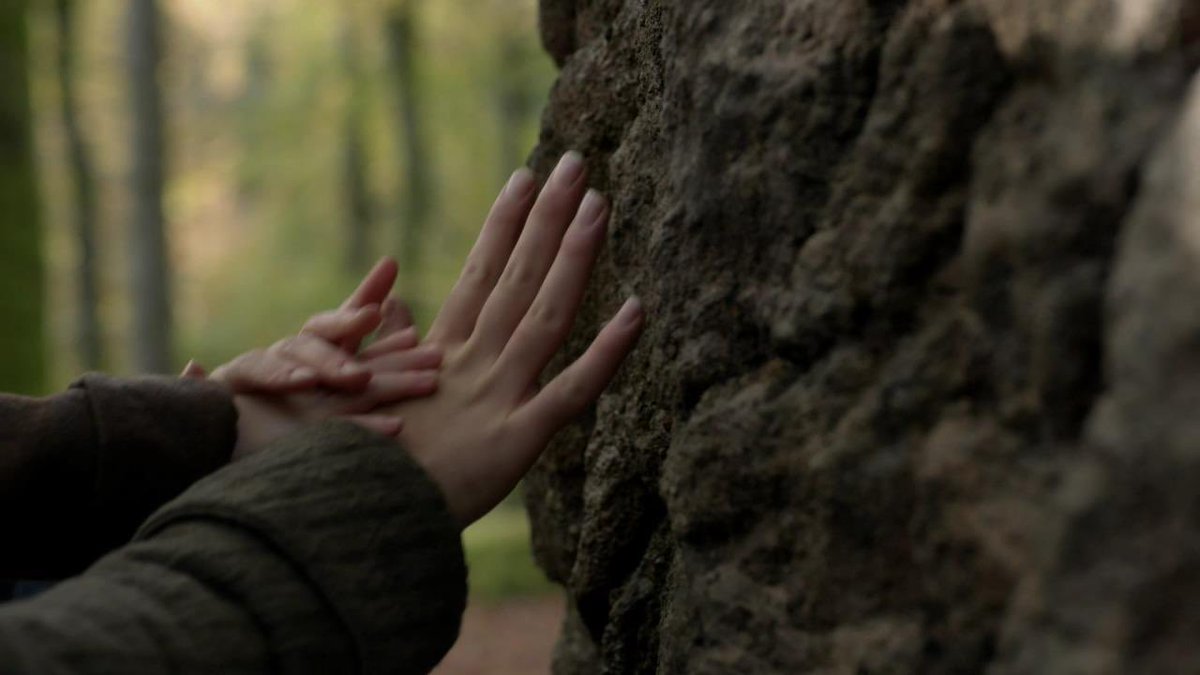 FanRankin's tweet photo. We interrupt all the thoughtful reflection on this terrific episode for an observation - - will you *look* at how long and elegant his fingers are?!? Good lord. Now back to the discussions which we are very much enjoying. #RRhands https://t.co/NHI3nxY2mY