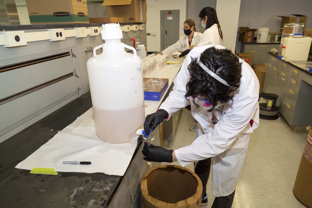 LACitySAN's tweet photo. #ICYMI, LASANβs Environmental Monitoring Division (EMD) has been producing #handsanitizer & #sanitizingspray in the labs at the Hyperion Water Reclamation Plant since March.π©βπ¬π¨βπ¬
As soon as supplies are replenished, they'll make more for LASAN workers & other frontline operators. https://t.co/279RkGpvMf