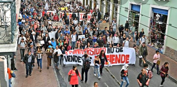 ungatoquescribe's tweet photo. Aprovechan xq no podemos salir a marchar pero nunca nos podrán callar.
#IESsinRecorte #QuelaUnopaguelaCRISIS

Foto: Archivo de @eluniversocom Nov 19, 2018 https://t.co/wjbNIqAzX2
