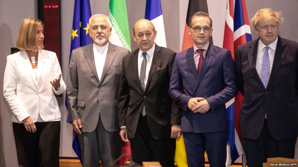 Ms79744326's tweet photo. اروپائی هااا به لاس زدن سیاسی پایان بدید، شما اروپائیها شریک جرم هستید در کشتار مردم ایران، چون از ج ا حمایت میکنید بخاطر منافع مالی و اقتصادی خودتان.
#EuPULLtheTrigger 
تاریخ درباره رفتار شما قضاوت خواهد کرد. https://t.co/SVtWWM5VmX