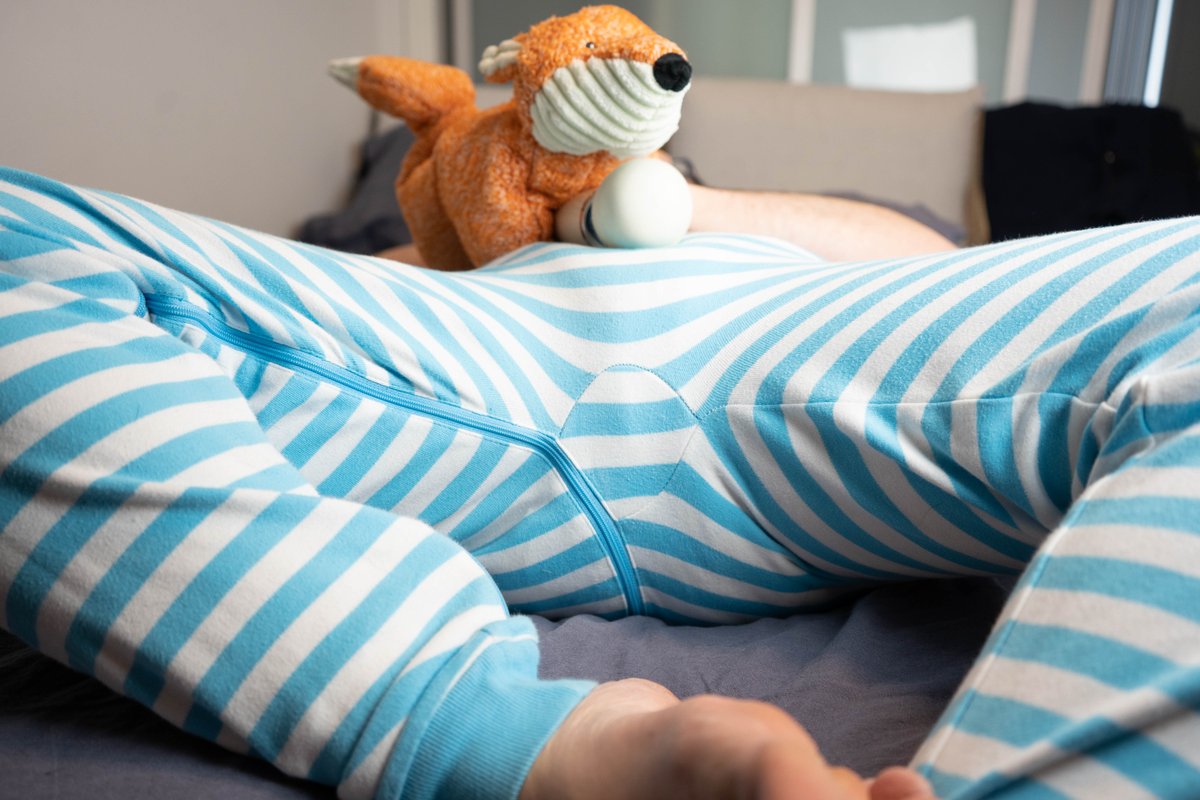 lilfoxcub's tweet photo. Mr fox is a master with Mr Buzz Buzz.. #Stickies https://t.co/9VIoUDhQ84
