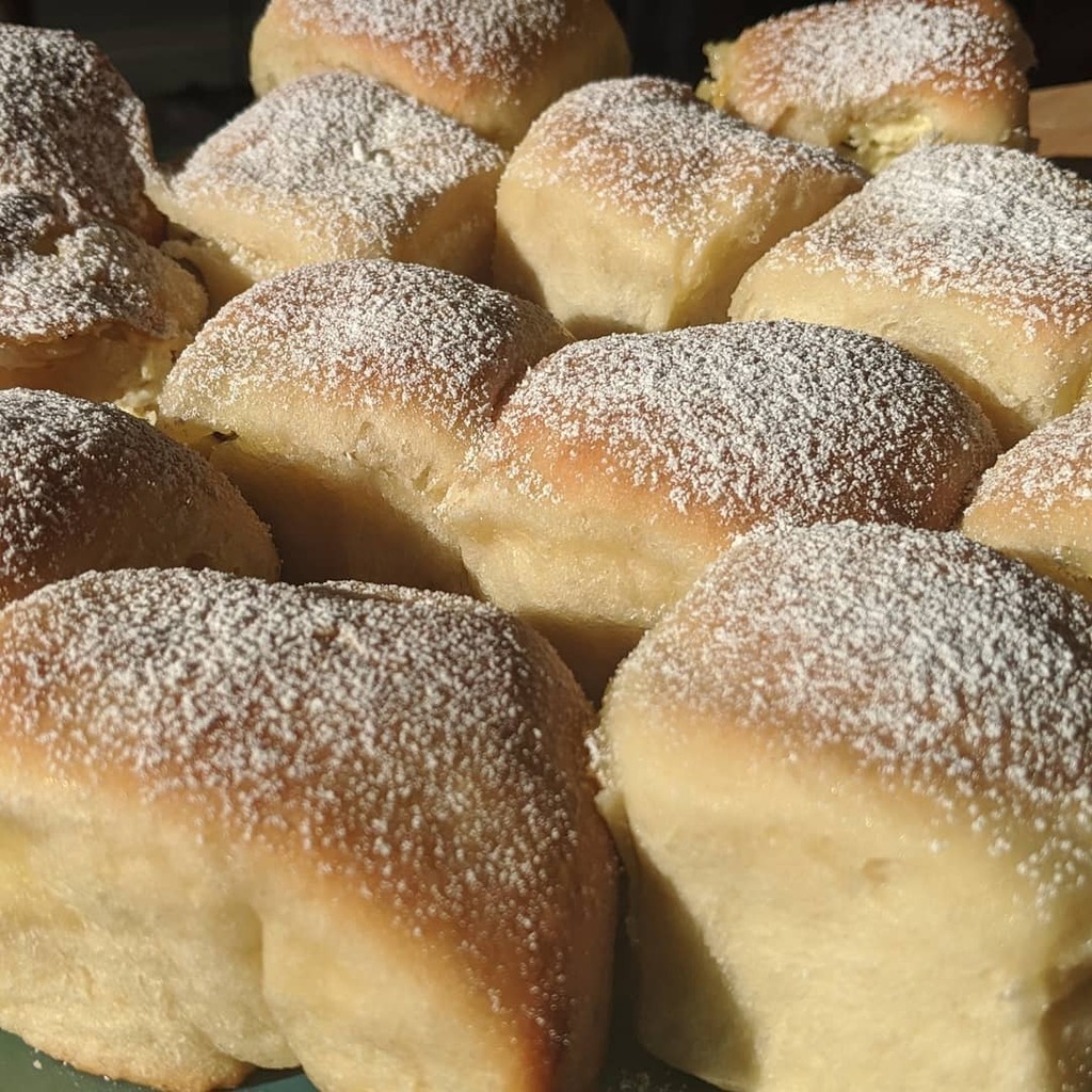 ivanaveliskova's tweet photo. Made buchty with my sourdough starter and they are amazing. Yum. Filled with tvaroh and raisins.
.
.
.
#brewerytown #bohemianbaker #czechbaking #buchty #quarantinebaking https://t.co/ZnQCa9F4PG https://t.co/nvx8MpBx4s