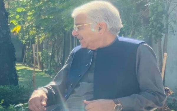 ishfaqVA's tweet photo. اٹھارویں ترمیم انتہائی حساس معاملہ ہے ،اس پر وفاق کی تمام اکائیوں کو آن بورڈ لینا چاہیے :خواجہ آصف https://t.co/OQBhgiN7AT https://t.co/JSjCfbQd39