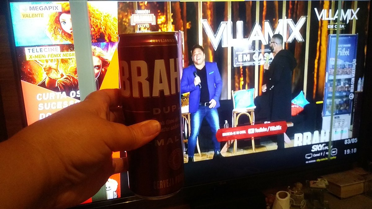 Assistindo #VillaMixBrahmaLive Leonardo e Gustavo lima muito bem acompanhada.
