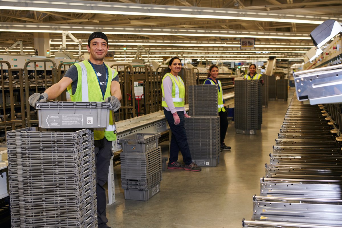 HumansOfSupport's tweet photo. Meet Condwiramurs McGowan, PO4 at the Canada Post (@canadapostcorp) Pacific Processing Centre in Richmond BC. Due to the #COVID19 safety regulations, she is now volunteering to sanitize the workspace instead of her regular duties #HumansWithHeart
Read: https://t.co/hpYYHXXKW7 https://t.co/JincJYCKcH