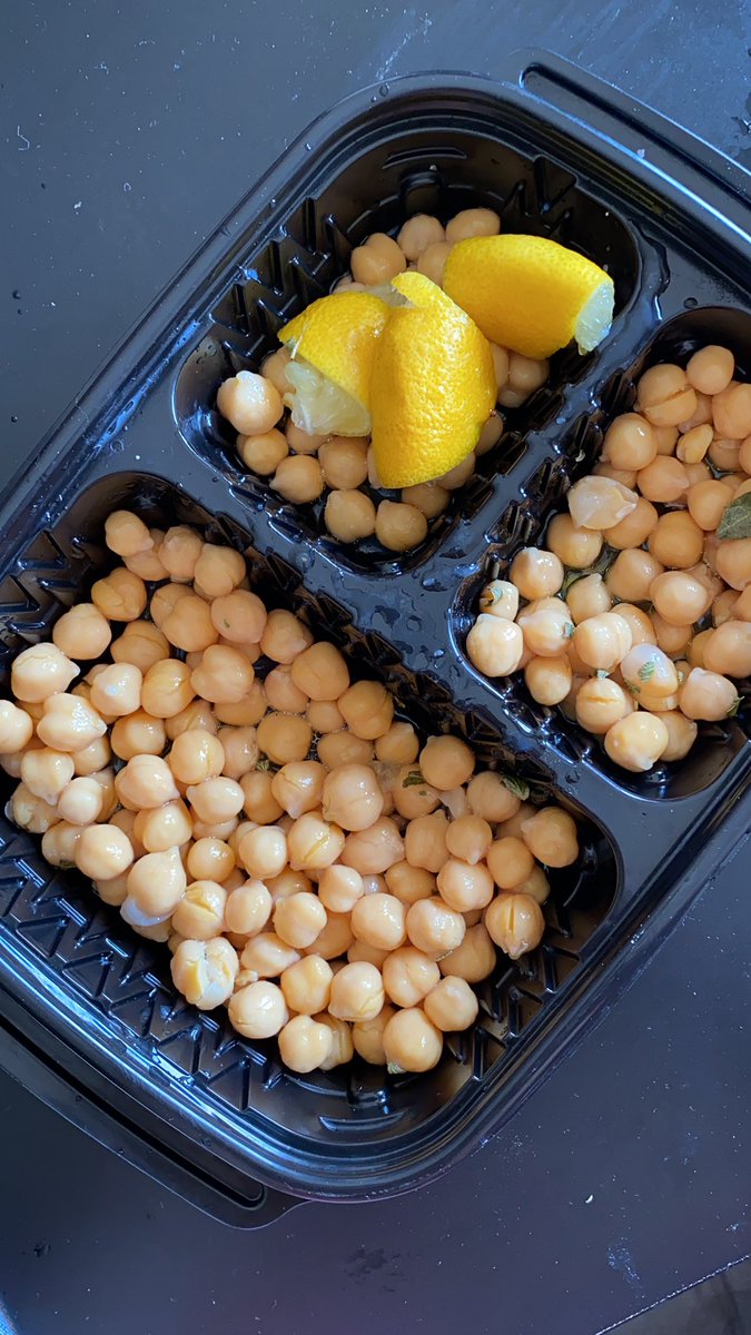 maggiejuang1's tweet photo. Marinating #chickpeas #garbanzo #beans #pantryfood with olive oil, lemon, dried oregano and garlic as a #salad topping. When it gets 🔥out then it’s time for #nocook #foodprep https://t.co/yOiuoC27tt