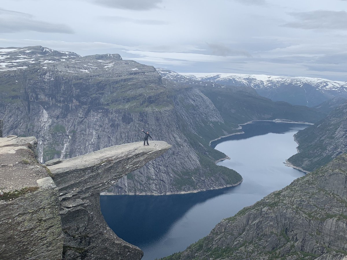 CrisRodrguez_'s tweet photo. He de decir que un mes después me estaba subiendo a Trolltunga en noruega con un par. 
Y que ya vuelvo a perrear como antes 
Fin https://t.co/YYnoKncYdq