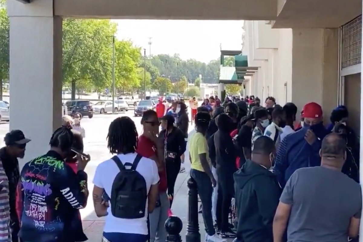 ncp_news's tweet photo. Crowds gathered outside shoe shop in #Atlanta after lockdown measures were lifted. #coronavirus #covid19 
Photo - nypost https://t.co/j2CKjtHbEv