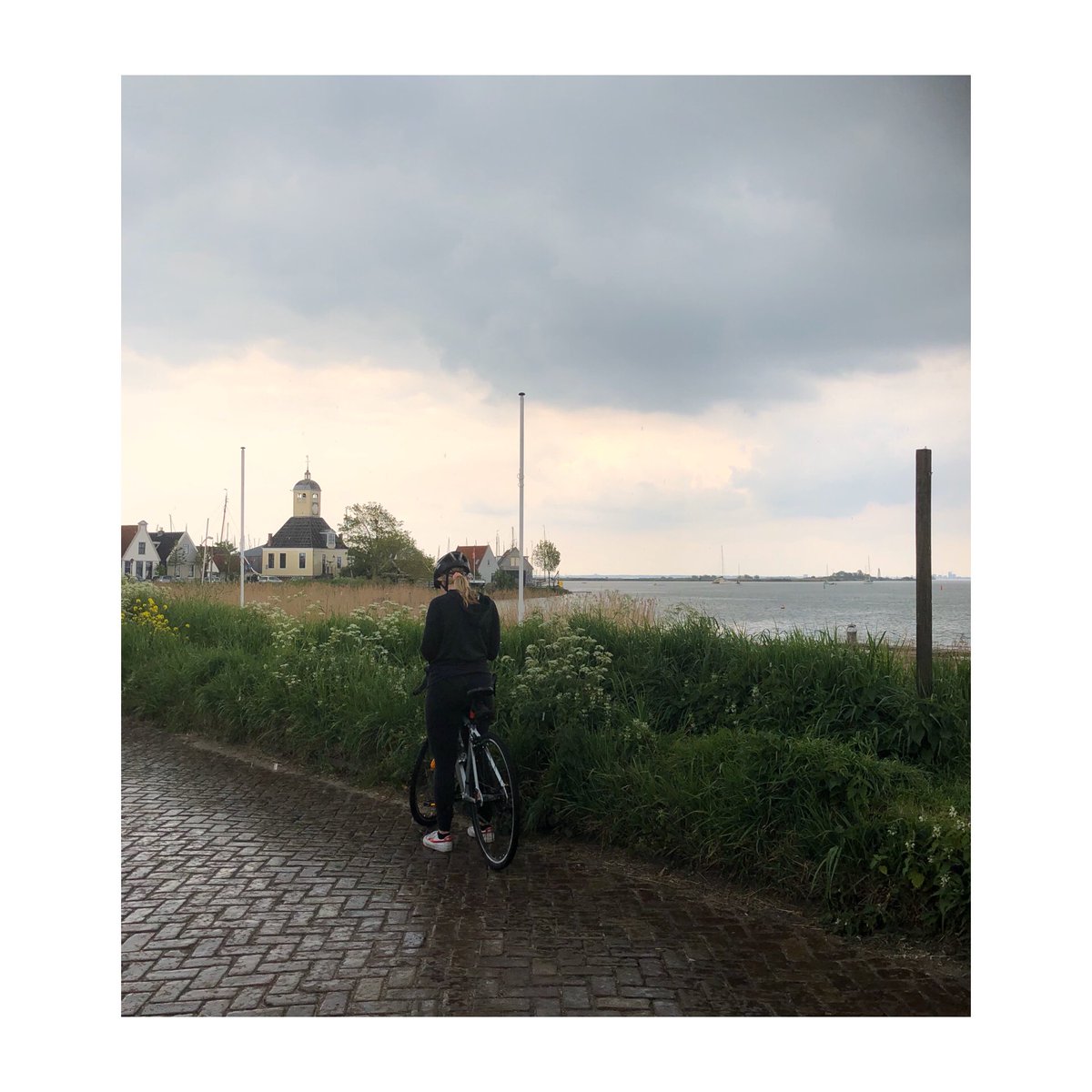 BrigitteSchapen's tweet photo. Zo mooi, zo dicht bij Amsterdam, maar deze wolk breekt, en klettert zoveel water uit de lucht, dat ik een nat pak haal. https://t.co/Ti7mIdoHyr