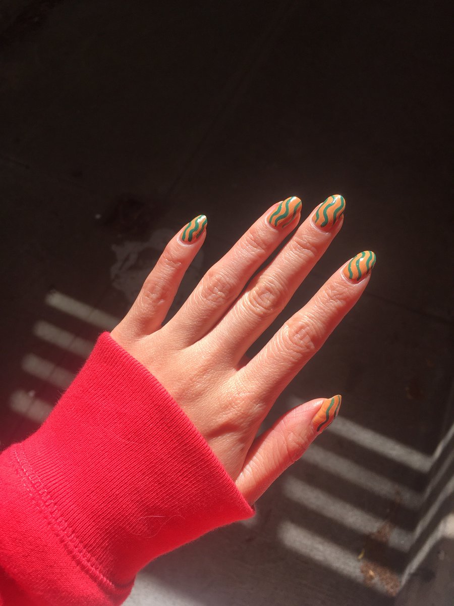 The cashier at the supermarket told me he loved my nails and it made my day 😌