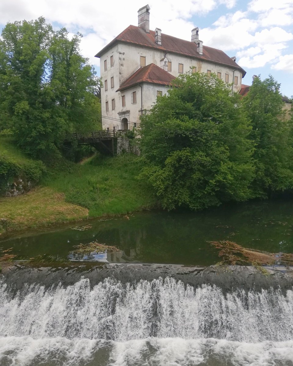 BelaVisit's tweet photo. Gradac v Beli krajini. https://t.co/l2wgunP7lz