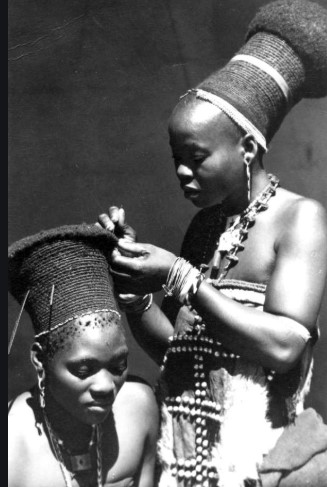            - Zoulou Isixolo -La tradition du chapeau zoulou ou isixolo était une évolution des incroyables coiffures coniques des femmes zouloues du XIXe siècle. À l'arrivée des Européens, il est devenu plus à la mode de pouvoir enlever la coiffure.