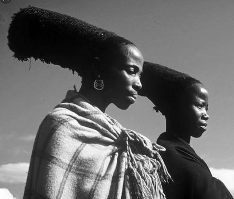            - Zoulou Isixolo -La tradition du chapeau zoulou ou isixolo était une évolution des incroyables coiffures coniques des femmes zouloues du XIXe siècle. À l'arrivée des Européens, il est devenu plus à la mode de pouvoir enlever la coiffure.