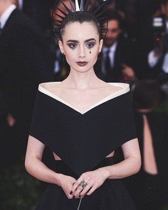 YouAreMyBezoar's tweet image. My take on the #MetGalaChallenge ✨ Givenchy spring 2018 couture worn by @lilycollins ✨