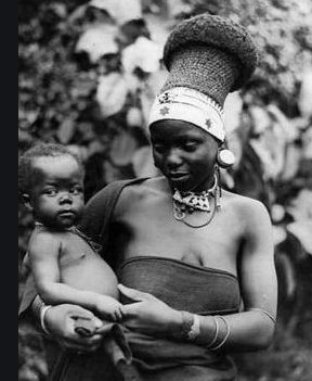 les femmes Zoulous se faisaient cette coiffure lors des mariages, baptêmes et à d’autres occasions spéciales.Des chapeaux complexes ont été tissés avec des cheveux humains et teints avec de l'ocre. Aujourd'hui, les chapeaux sont faits de tissus colorés et tissés de motifs perlés.