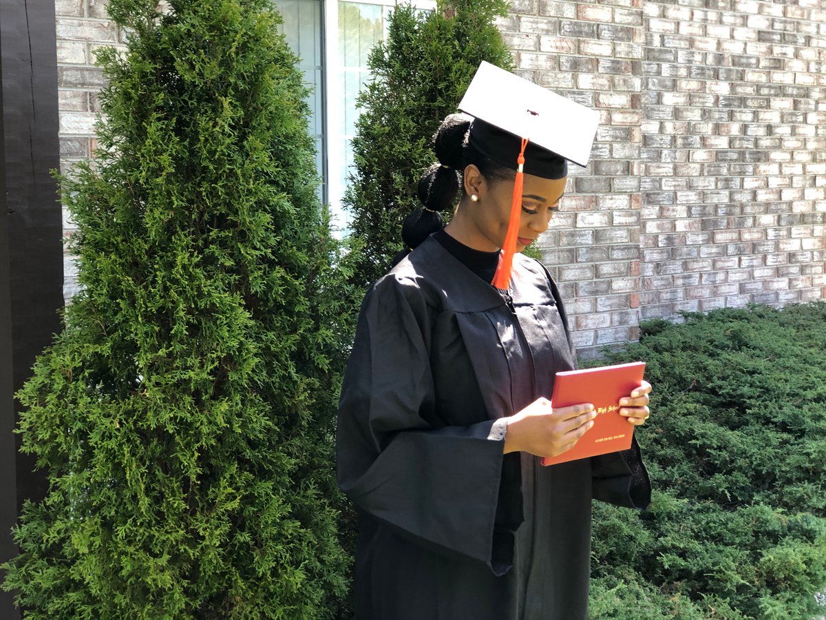 RhodeBolaSifa's tweet photo. Je suis dans la joie car le Seigneur a mon destin entre ses mains et il me conduit vers les eaux paisible. #ProudGraduate 🥰 https://t.co/fNHRsfIutl