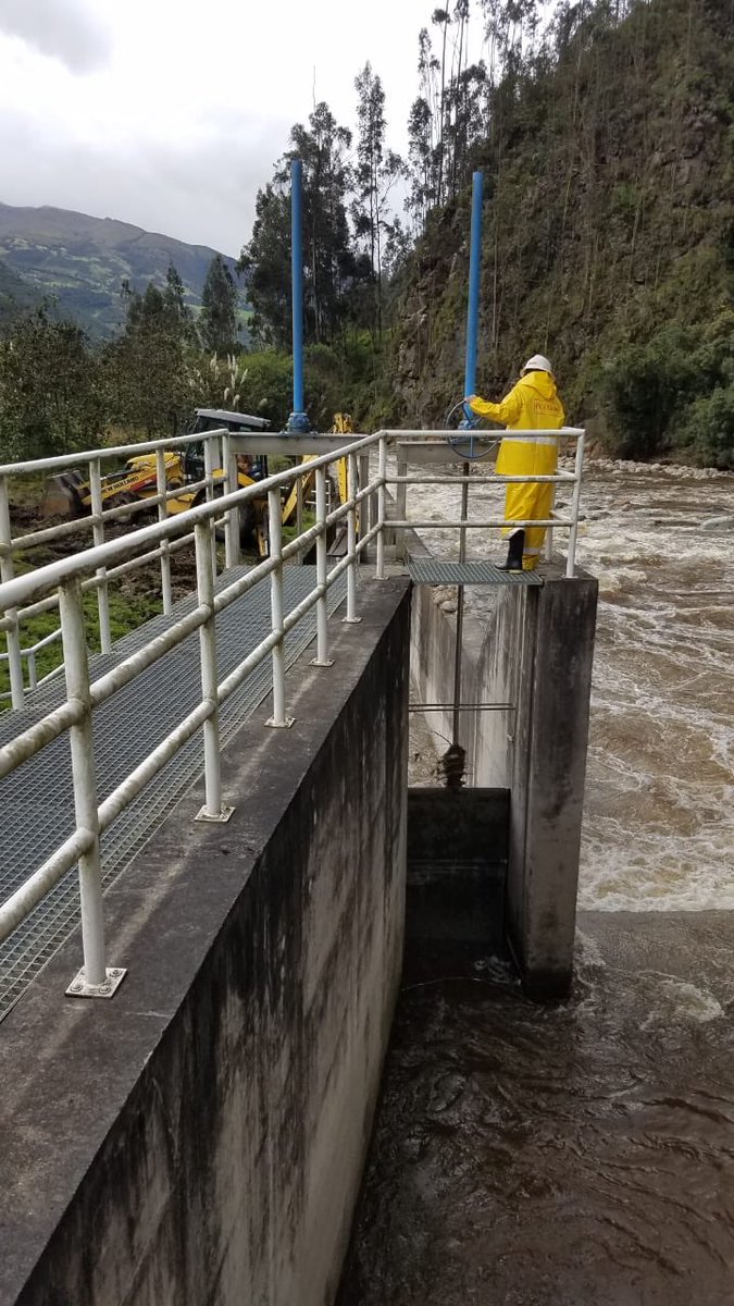 ETAPAOficial's tweet photo. Personal técnico de #aguapotable trabaja, pese al clima, en la limpieza de la captación de agua de la planta de #Sustag. https://t.co/HxE72Wqwfw