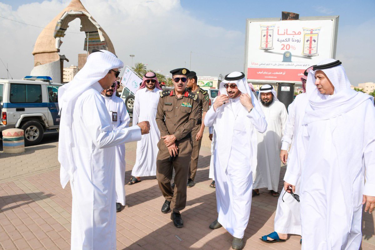 جمعية منار للإعلام على تويتر محافظ أبوعريش أ محمد الشمراني ومدير فرع Mhrsd Sa م احمد القنفذي يشاركان في إطلاق مبادرة وطن الانسانية لدعم المتضررين من المقيمين ب جازان بحضور مدير شرطة ابوعريش العقيد سلمان