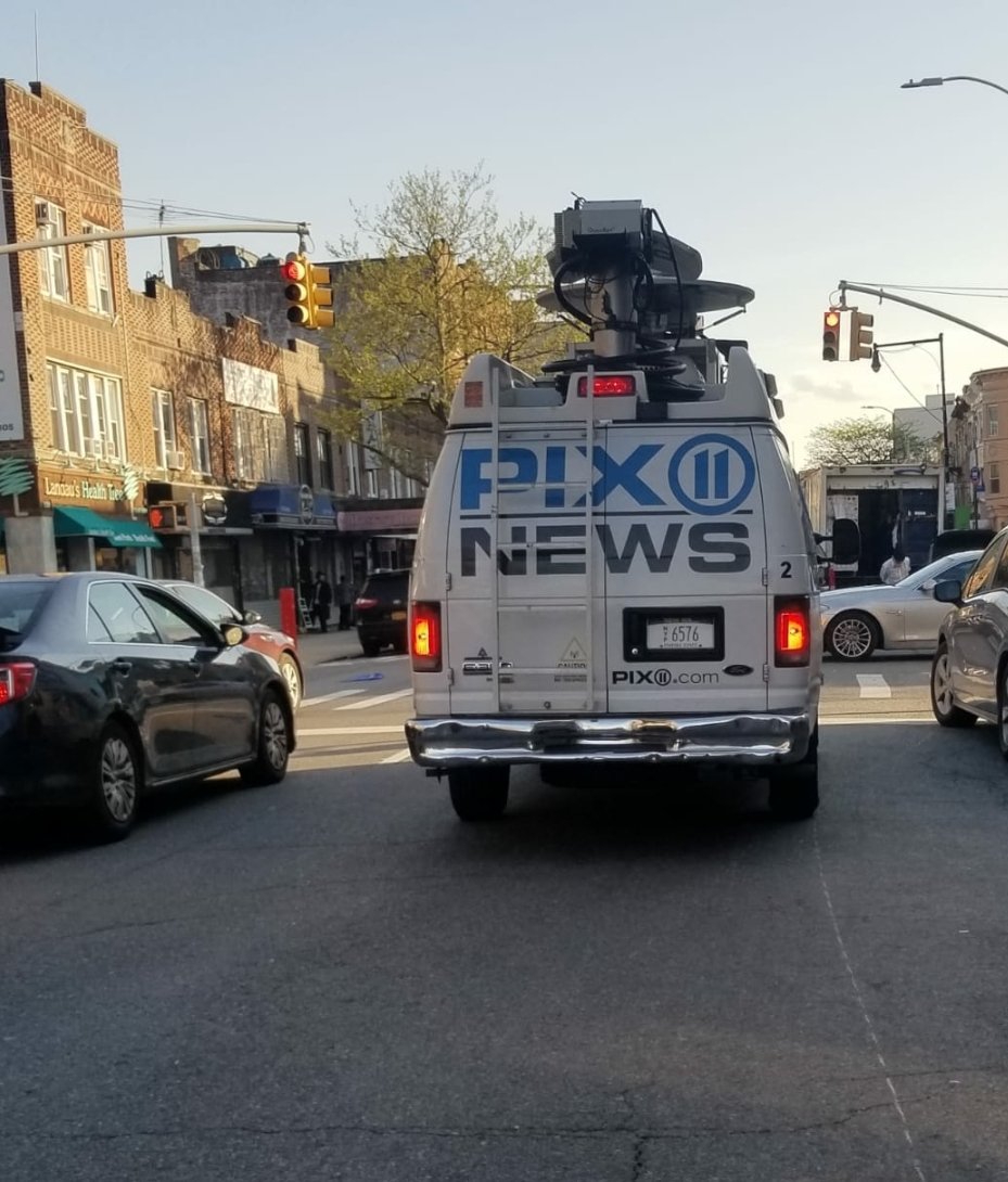 YosefRapaport's tweet photo. Hey @PIX11News looks like you're doing some #JewHunting in Boro Park. Why not come around the corner and see our prayer group on our porches? https://t.co/ztOQQiRZr3